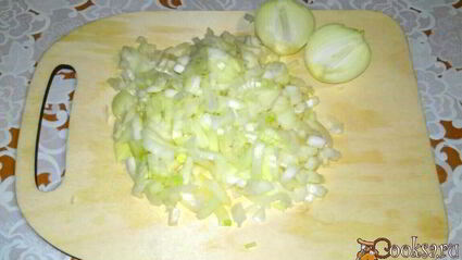 домашние вареники со сметанно-чесночным соусом и шкварками