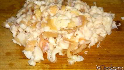 домашние вареники со сметанно-чесночным соусом и шкварками