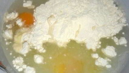 домашние вареники со сметанно-чесночным соусом и шкварками