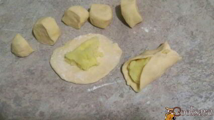 домашние вареники со сметанно-чесночным соусом и шкварками