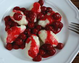 Ленивые вареники с вишневым соусом