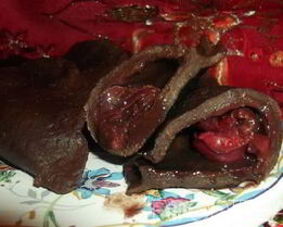 Шоколадные вареники с вишней