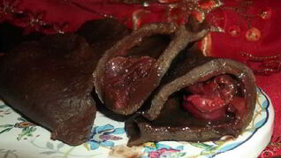 Шоколадные вареники с вишней