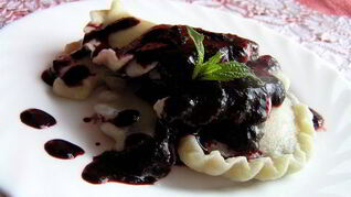 Вареники с черникой и соусом под шафе