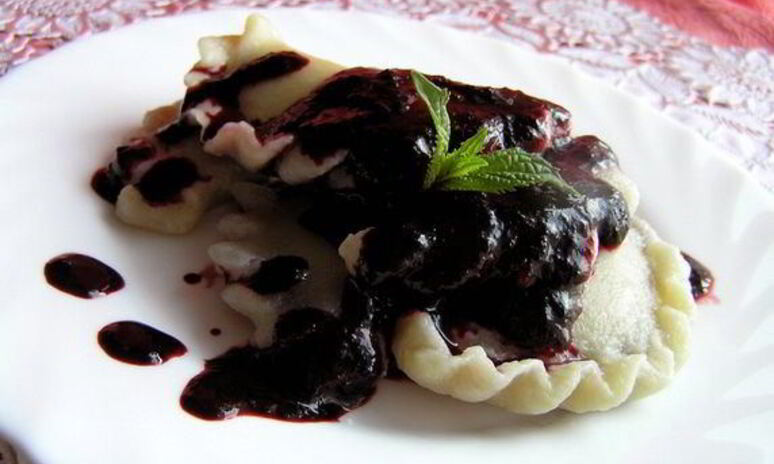 Рецепт вареники с черникой и соусом под шафе