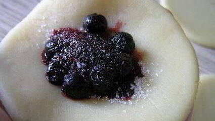 вареники с черникой и соусом под шафе