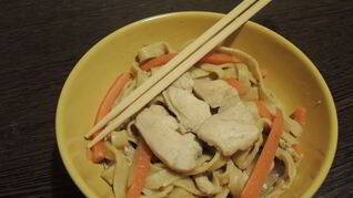 Яичная лапша с курицей и овощами