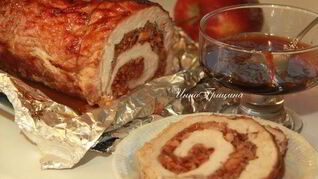 Жаркое из свинины, фаршированное яблоками и клюквой
