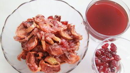 жаркое из свинины, фаршированное яблоками и клюквой