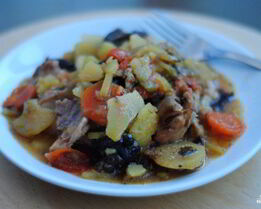 Жаркое в горшочке из курицы с черносливом