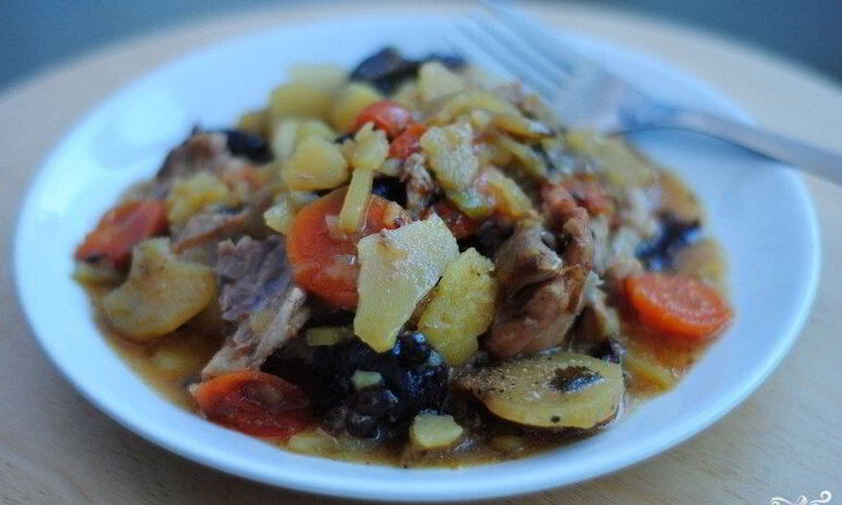 Рецепт жаркое в горшочке из курицы с черносливом