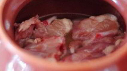 жаркое в горшочке из курицы с черносливом