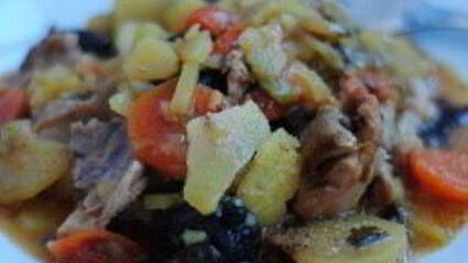 жаркое в горшочке из курицы с черносливом