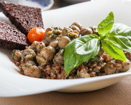 Гречка с грибами и чесночными гренками