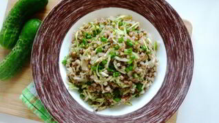 Гречка с огурцом и луком