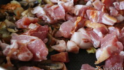 гречка с шампиньонами, сырокопченой грудинкой и яйцом