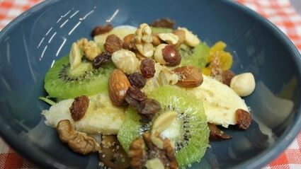 гурьевская каша с арахисом, бананами, киви и сухофруктами