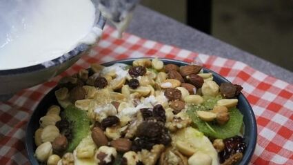 гурьевская каша с арахисом, бананами, киви и сухофруктами