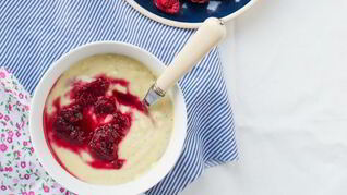 Пшенная каша с малиновым муссом