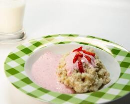 Ячменная каша с сыром фета и клубничным кремом