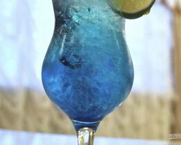 Алкогольный напиток голубого цвета