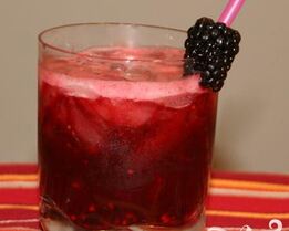 Алкогольный напиток с ежевикой