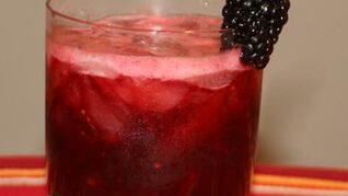 Алкогольный напиток с ежевикой