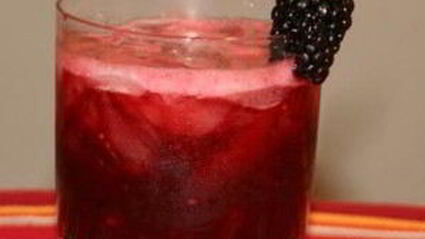 алкогольный напиток с ежевикой