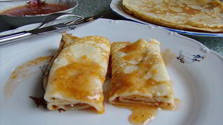 Блинчики с клубнично-апельсиновым сиропом