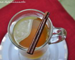 Горячий яблочный напиток со специями и сливочным маслом