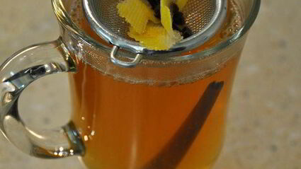 горячий яблочный напиток со специями и сливочным маслом