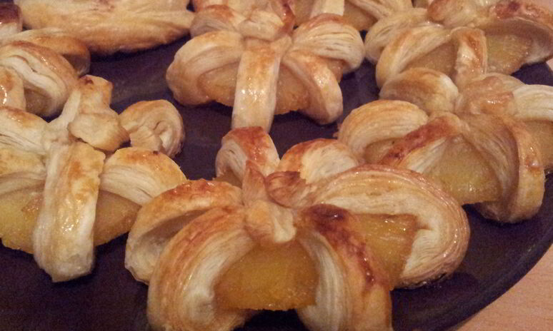 Рецепт груша и ананасы в сиропе, запеченные в слоеном тесте