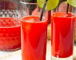 Клубнично-лаймовый освежающий напиток