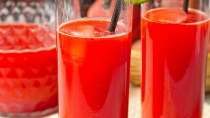 клубнично-лаймовый освежающий напиток