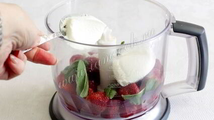 клубнично-мятный коктейль