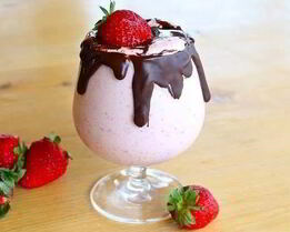 Клубничный коктейль в шоколадной глазури