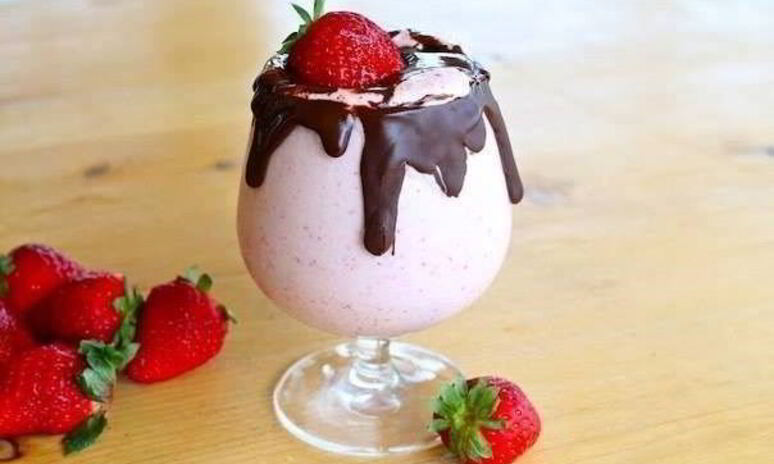 Рецепт клубничный коктейль в шоколадной глазури