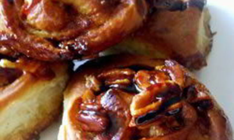 Рецепт ночные булочки с карамельным сиропом и орехами