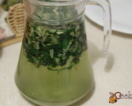 витаминный напиток из листьев облепихи с медом и мятой