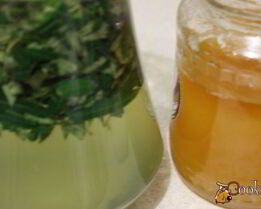 витаминный напиток из листьев облепихи с медом и мятой