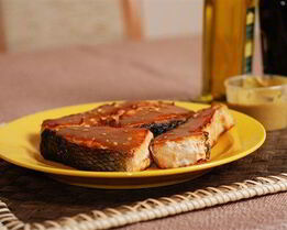 Запеченые в черном перце кусочки лосося, маринованные в кленовом сиропе