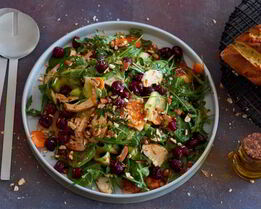 Большой салат с курицей-гриль, овощами и маринованной черешней