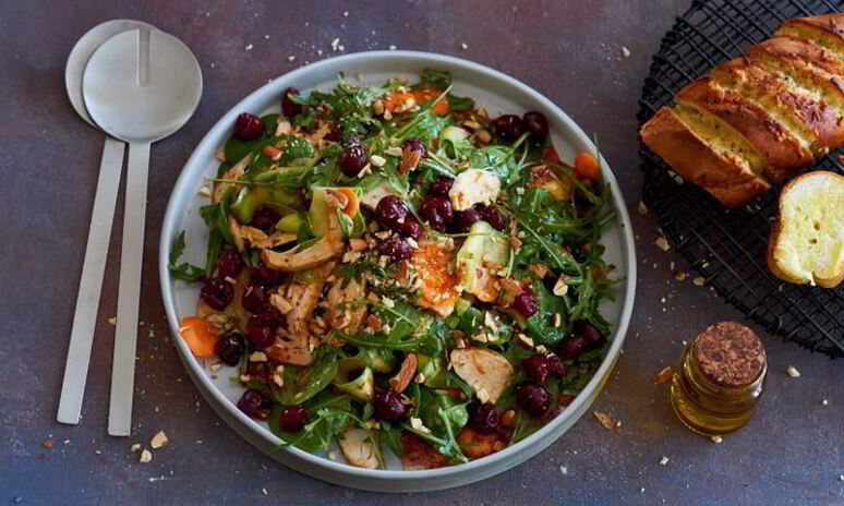 Рецепт большой салат с курицей-гриль, овощами и маринованной черешней