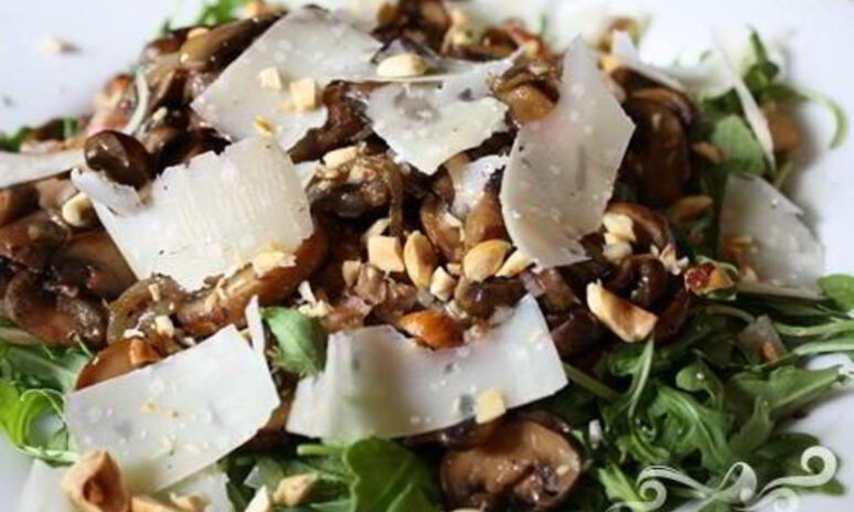 Рецепт грибной салат с фундуком и пекорино