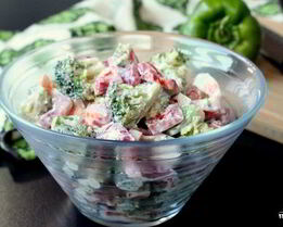 Крабовый салат с брокколи и болгарским перцем