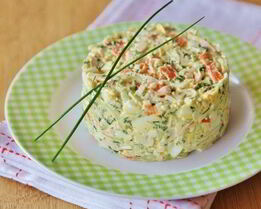 Крабовый салат с огурцом и зеленым луком