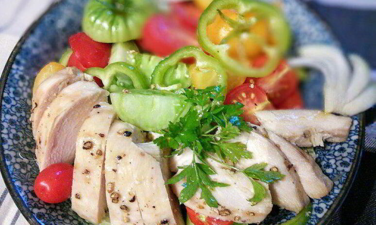 Рецепт острый помидорный салат с курицей