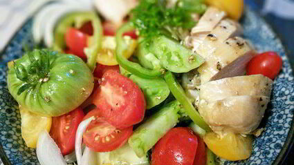 острый помидорный салат с курицей