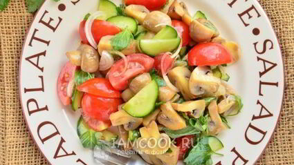 постный салат с маринованными грибами