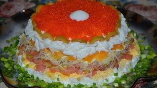 Праздничный слоеный салат Жемчужина с семгой